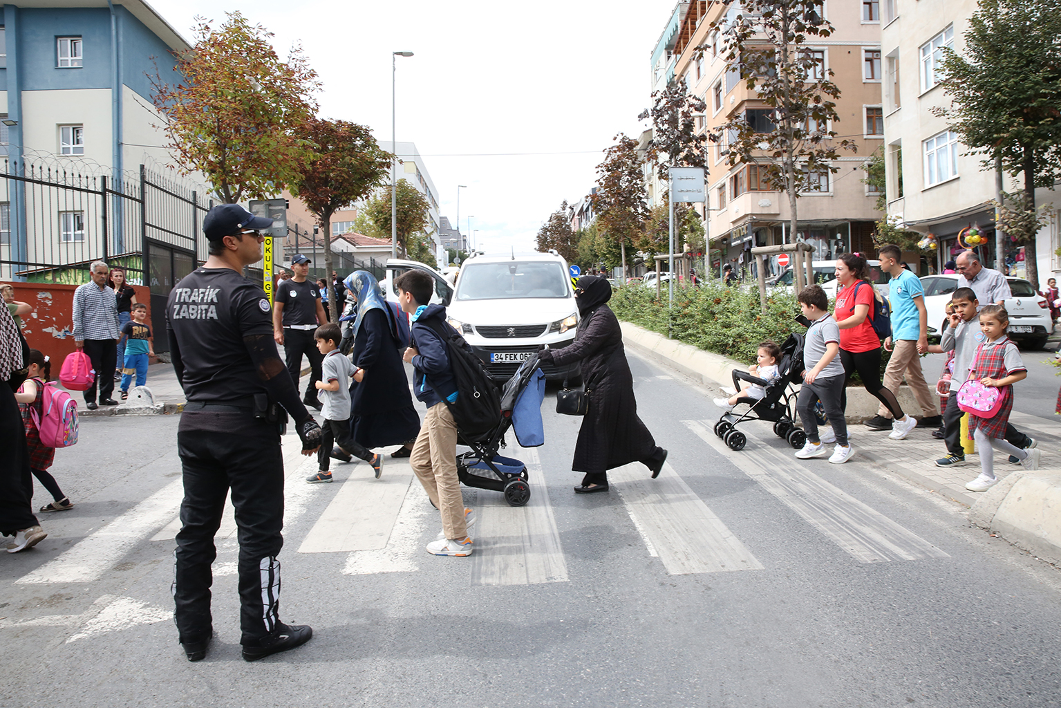 Küçükçekmece Zabıtası’ndan okul önlerinde denetim