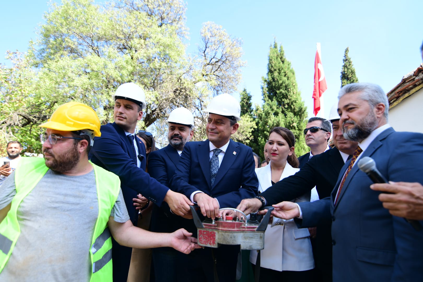 Özel, Bornova Belediyesi’nin üstlendiği caminin temelini attı