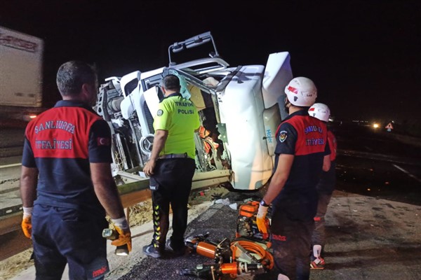 Şanlıurfa’da akaryakıt tankeri devrildi: 1 ölü