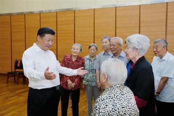 Xi Jinping, öğretmenler ile beraber