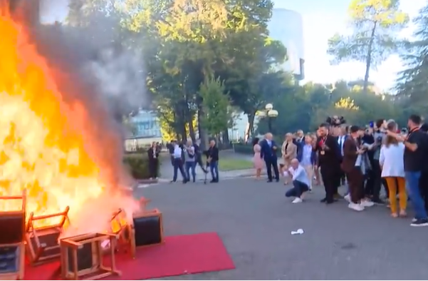 Arnavutluk’ta politikacılar protesto amacıyla parlamento önündeki mobilyaları ateşe verdi