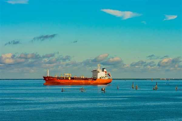 Çanakkale Boğazı Akbaş önlerinde arızalanan tanker demirletildi