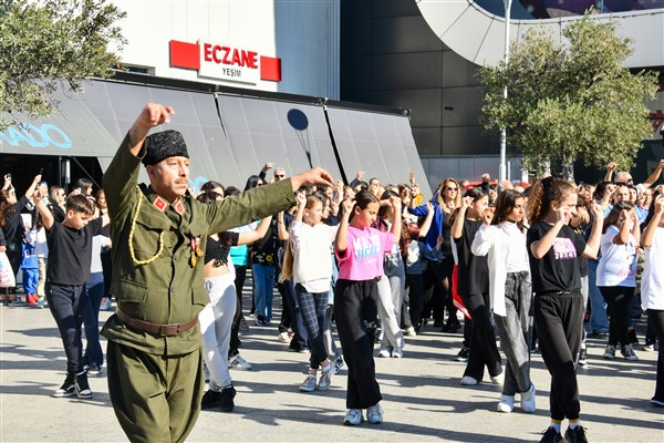 Esenyurt’ta 400 kişiden oluşan dev dans ekibi zeybek oynadı