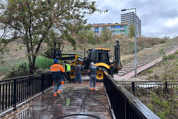 Esenyurt’ta yoğun yağış sonrası köprüye akan çamur temizlendi