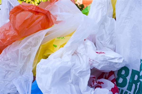 İsveç, uyarılara rağmen plastik poşet vergisini kaldırdı