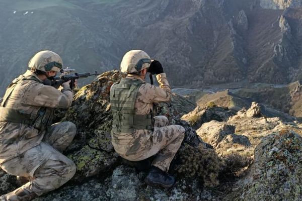 Pençe-Kilit bölgesinde çok sayıda yaşam ve ilk yardım malzemesi ele geçirildi